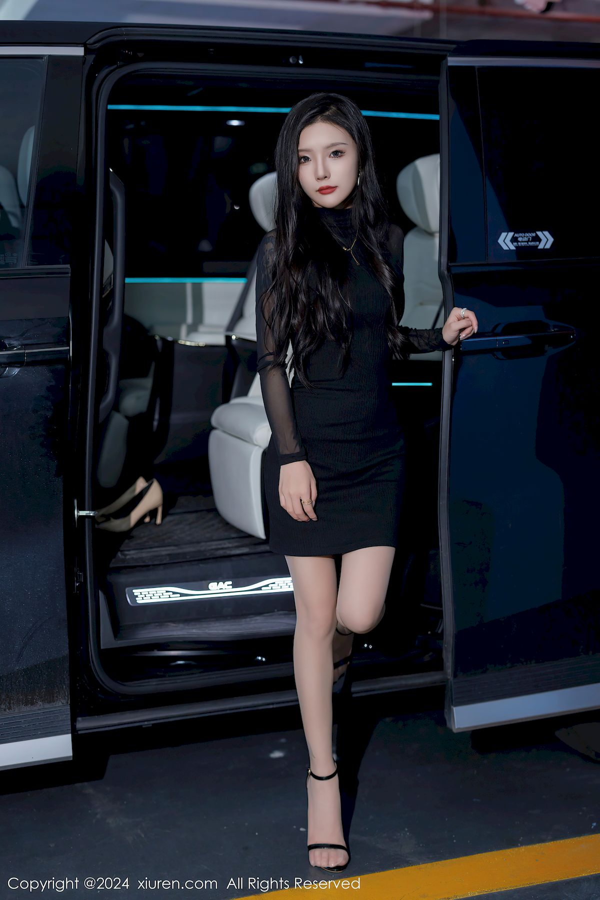 秀人网模特七七kiko黑色连衣短裙原色丝袜性感写真