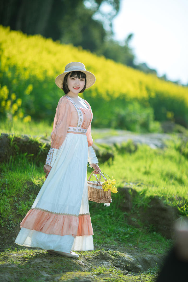 户外采花的甜美女生高清意境美女壁纸图片