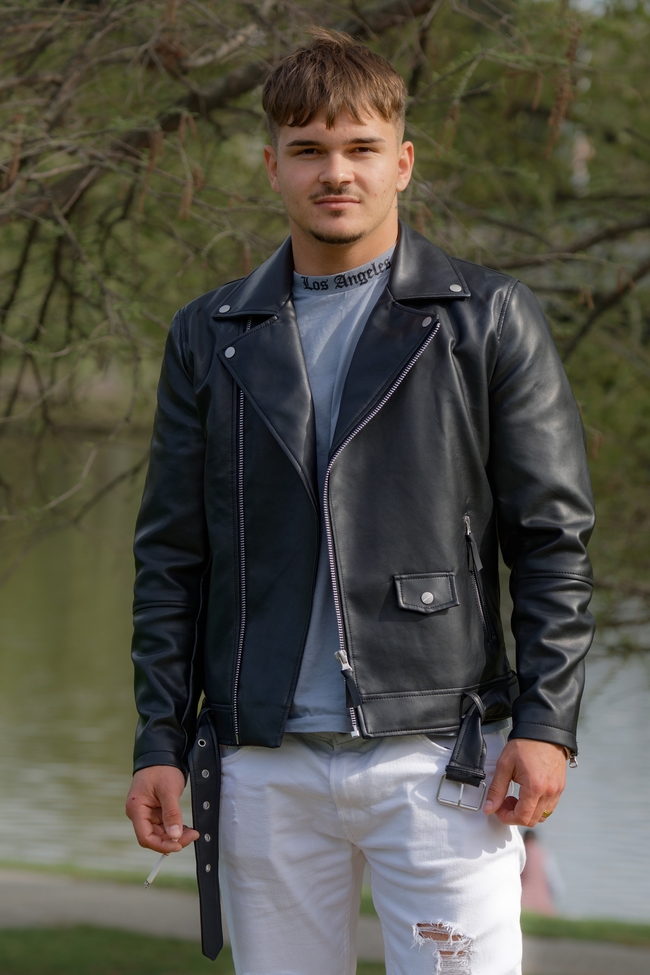 湖边黑色皮夹克帅哥写真图片