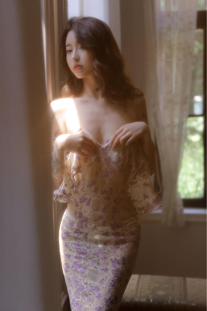 性感低胸长裙美女妩媚写真套图