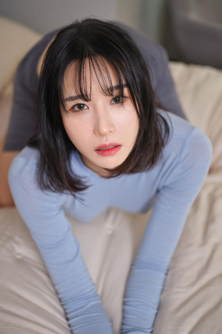 韩国性感红唇美女趴在床上翘起屁股大胆写真图片