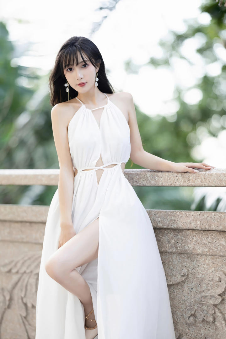 长相甜美的清纯气质美女模特林星阑户外写真图片