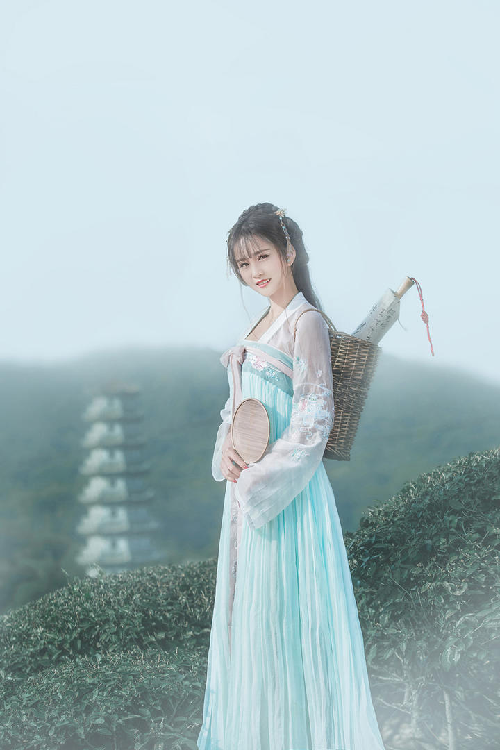背着竹篓的唯美古风美女写真图片