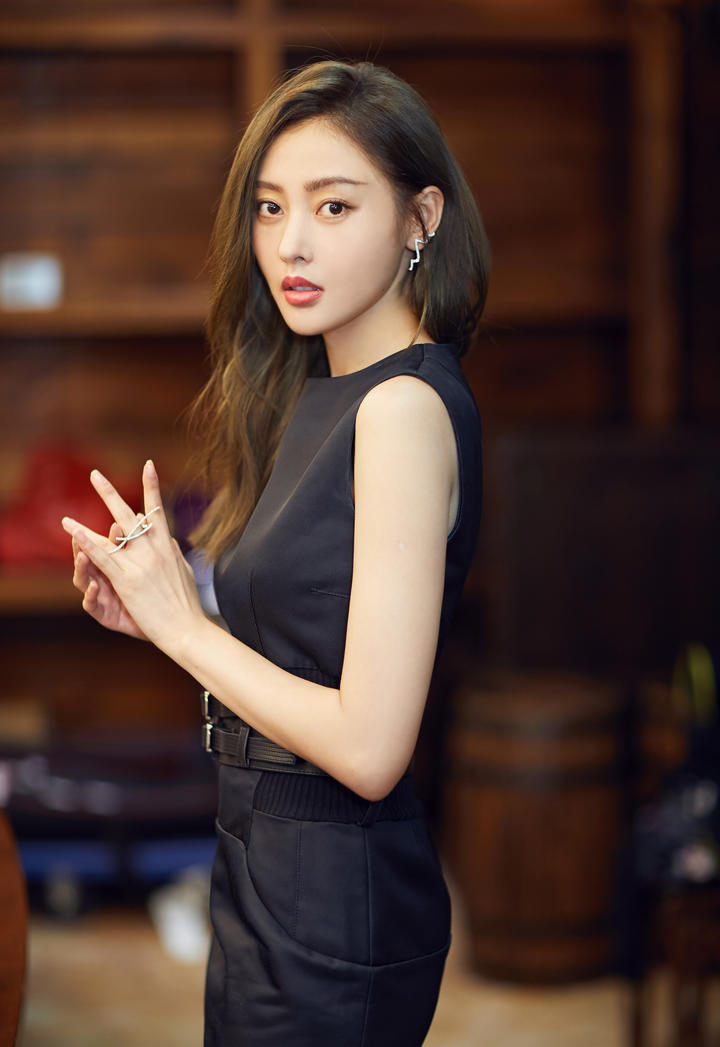 时尚黑色连衣裙美女明星张天爱唯美写真图片