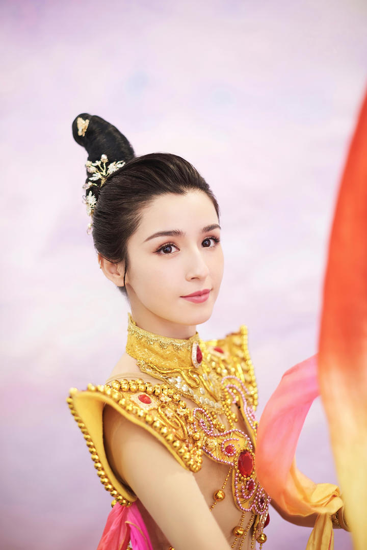 穿少数民族服饰的美女明星哈尼克孜艺术照写真图片