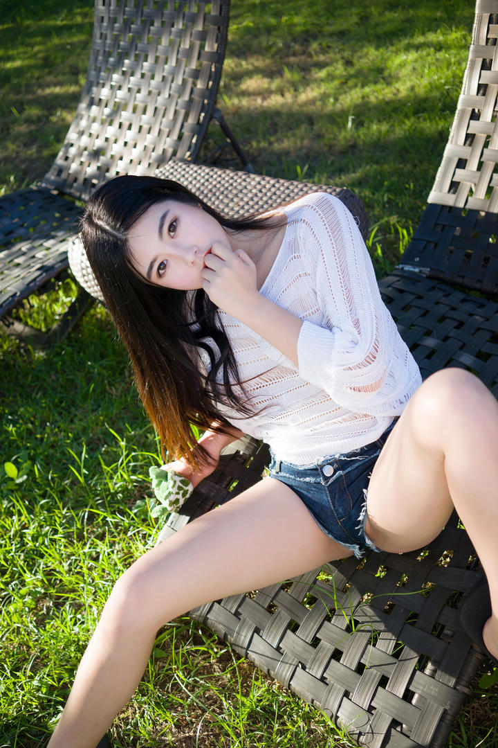 坐在椅子上晒太阳的清纯长腿美女