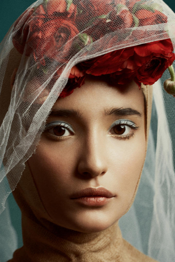 头上戴着鲜花的欧洲美女人像艺术摄影图片欣赏