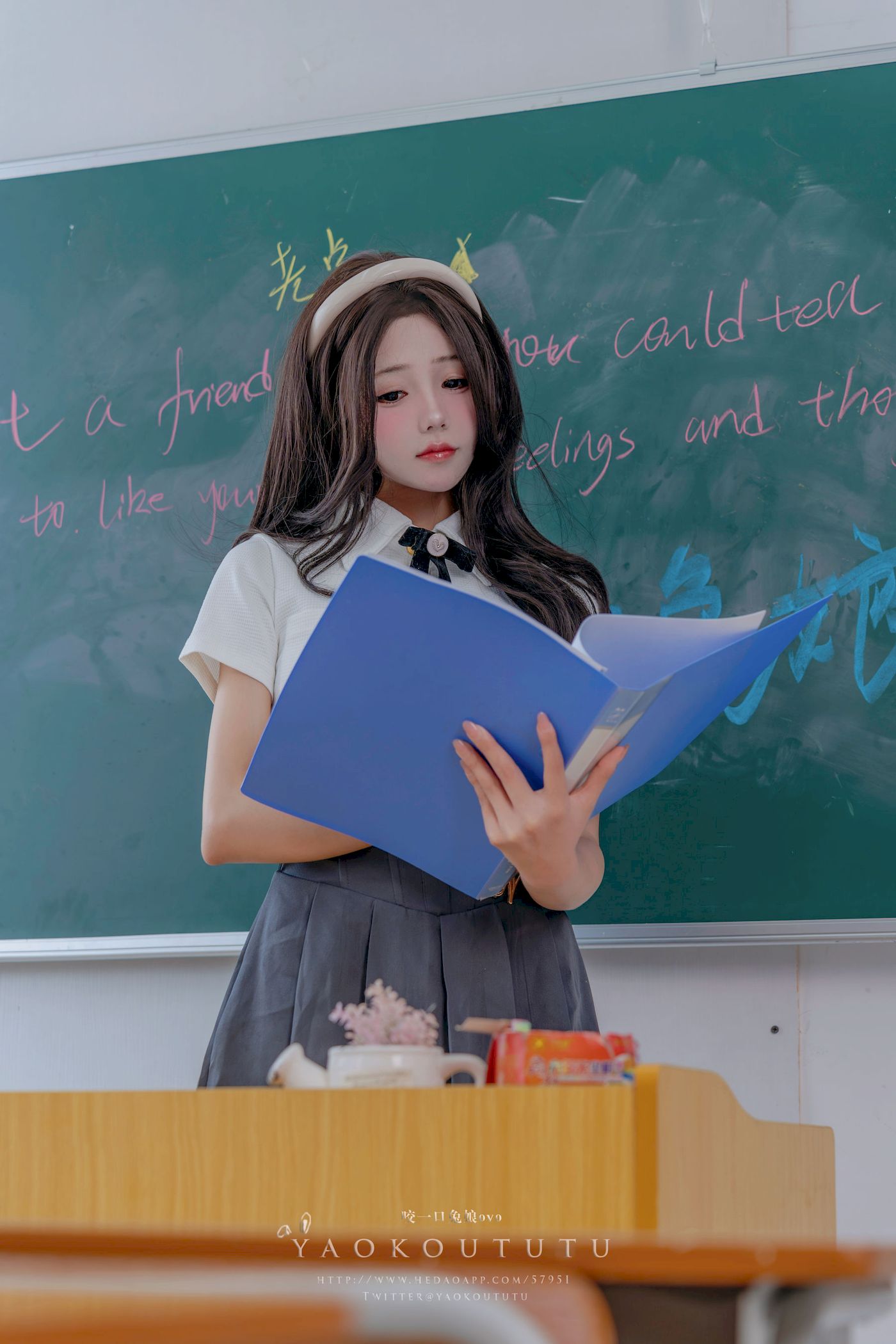 清纯少女咬一口兔娘实习老师的欢迎仪式主题写真