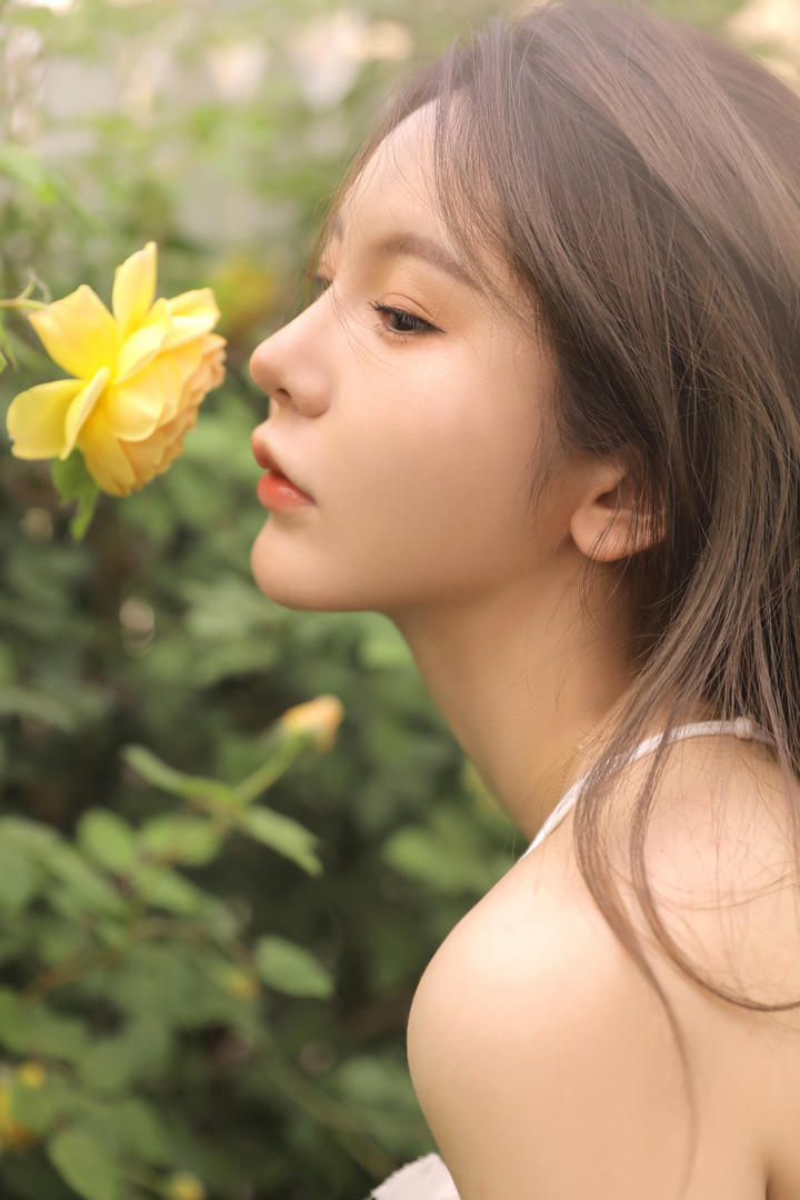 赏花的极品清纯美女侧脸特写图片