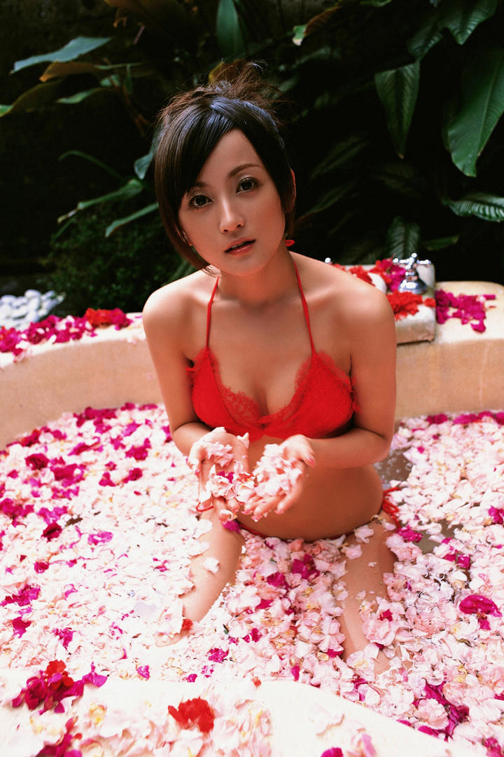 洗鲜花浴的日本成熟AV女优美女专区