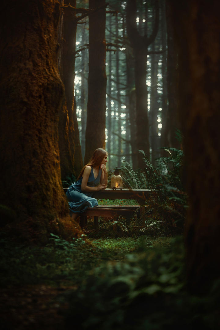 森林里的女生艺术摄影图片