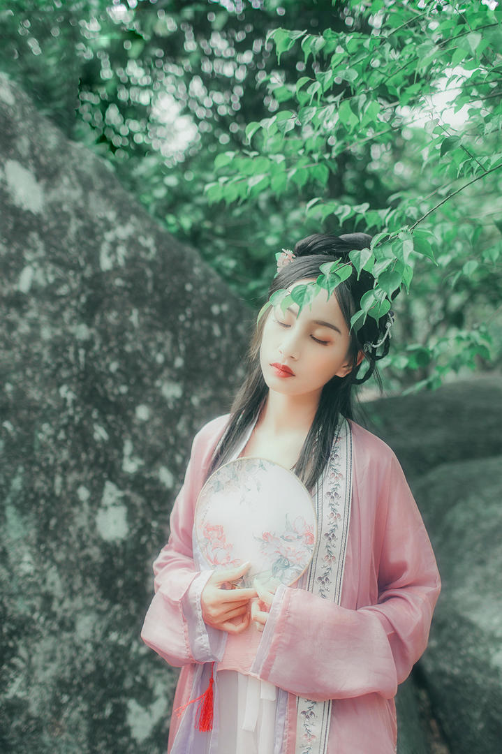 站在大树下的古装美女写真图片