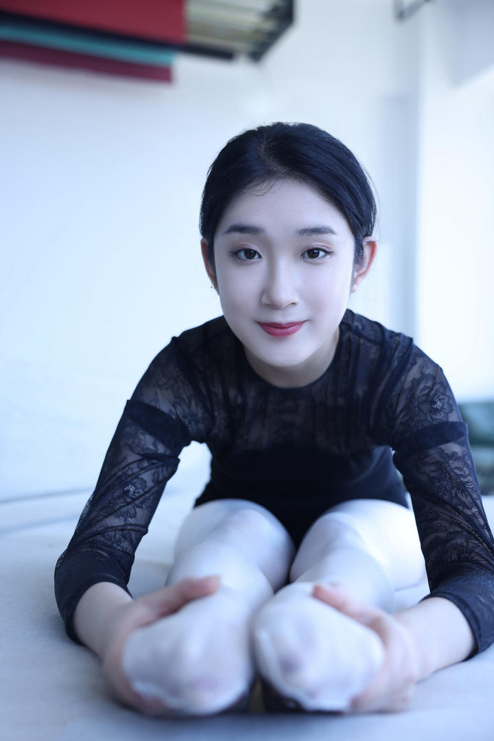 高难度的瑜伽动作美女姗姗写真图片
