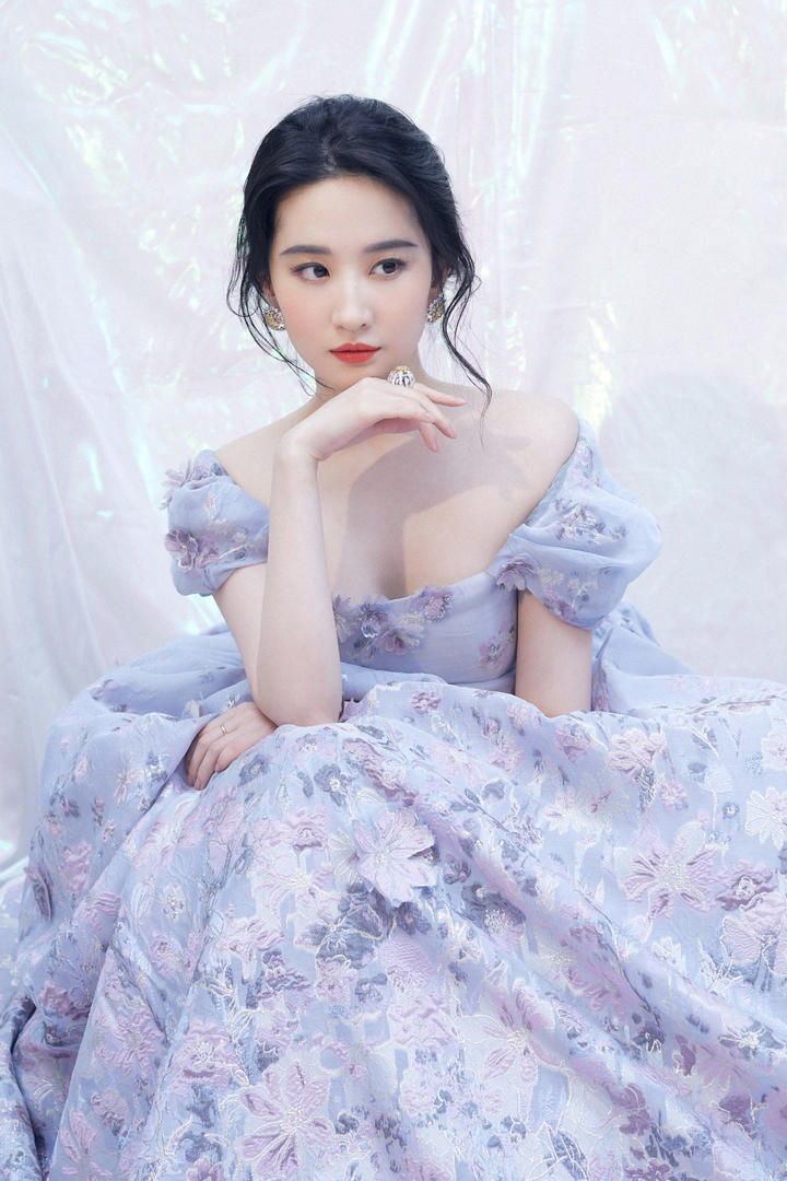 穿碎花裙的华裔美女明星刘亦菲唯美艺术照壁纸图片