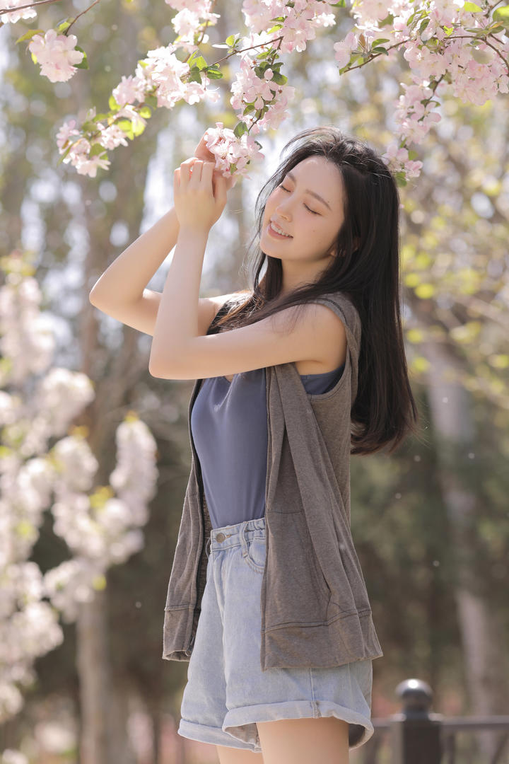 赏花的清纯知性美女户外摄影图片