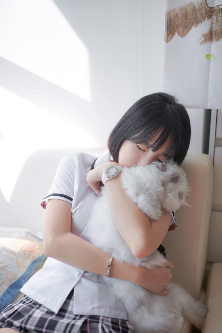 「猫系女友の制服日记」日本JK短裙×短发甜妹撸猫姿势全攻略​