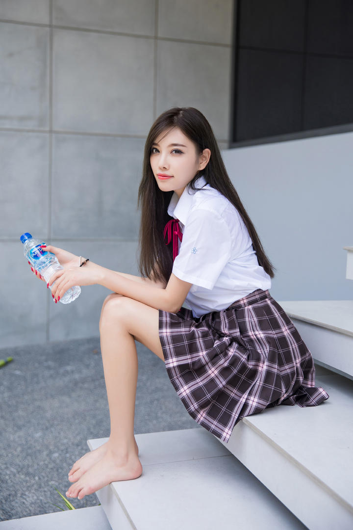坐在台阶上的高清短裙美女写真
