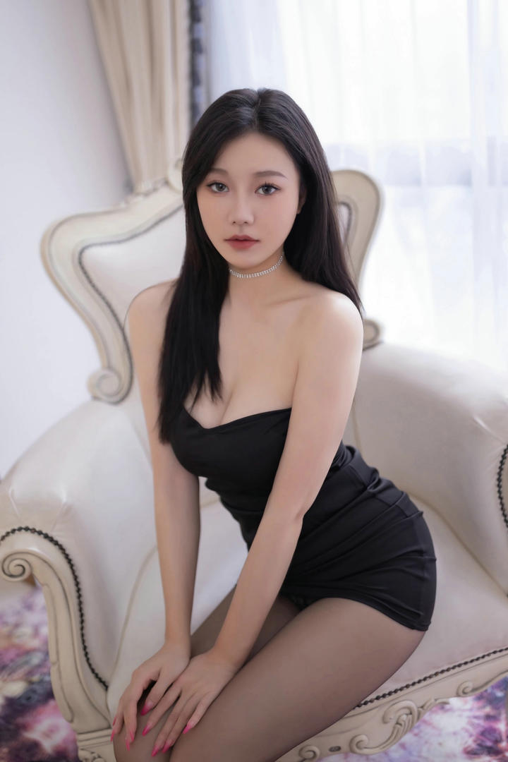 亚洲在线AV女优安然黑丝美女套图