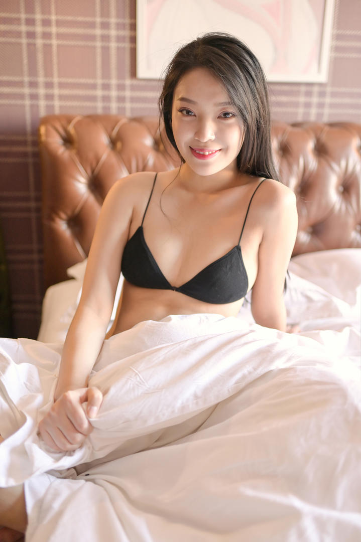清纯美女楚薇床上慵懒黑色内衣私密写真图片