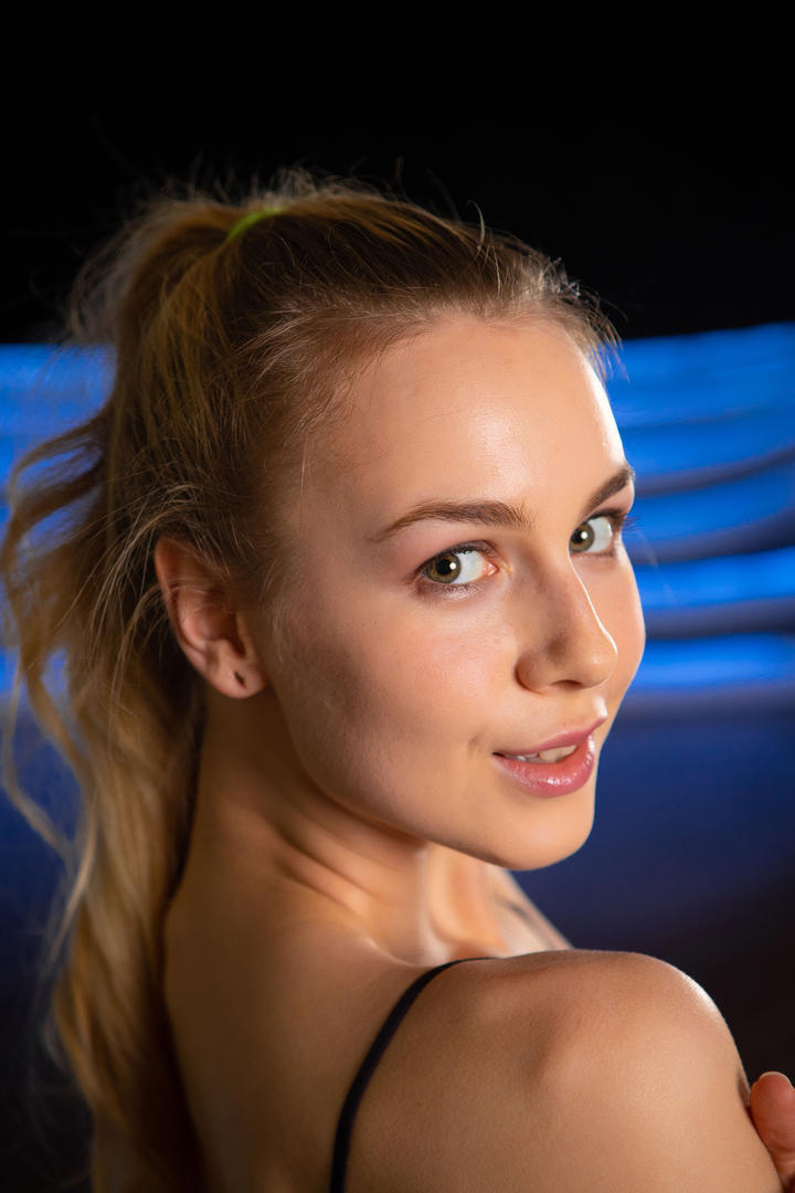 扎着马尾的欧美丰满大美女人体艺术写真图片