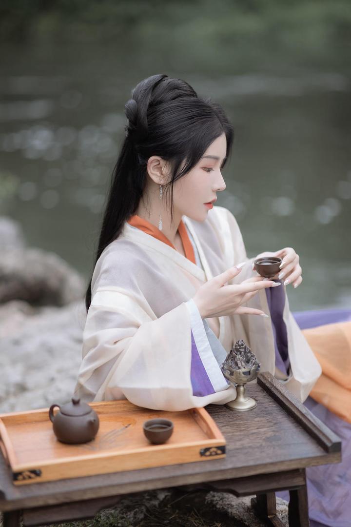 喝茶的古典美女艺术写真图片