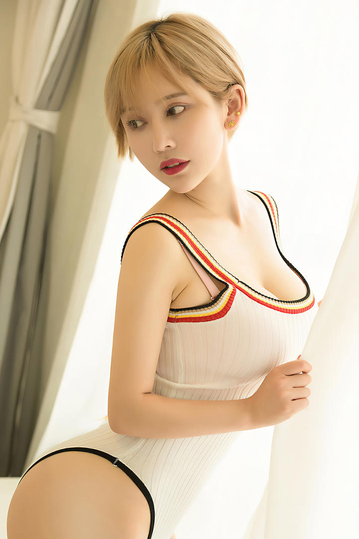 穿体操服的金色短发美女模特性感写真图片