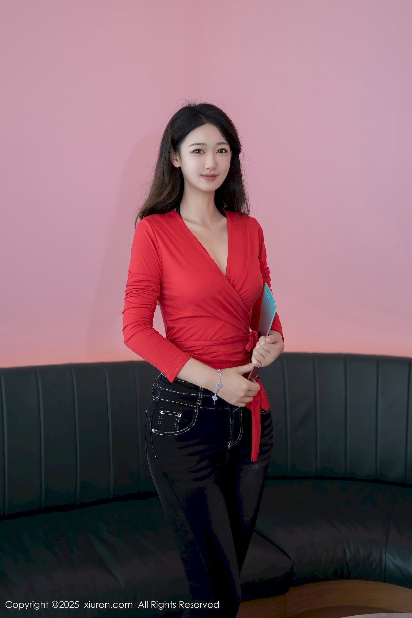 秀人网模特唐安琪红色上衣搭配牛仔裤性感写真