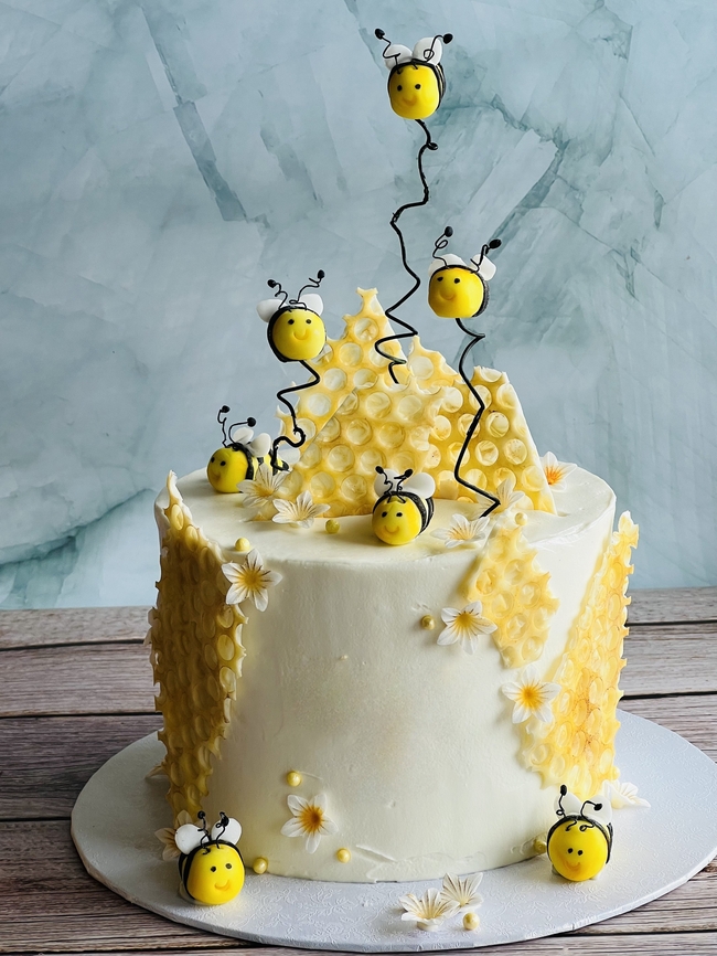 卡通蜜蜂主题生日蛋糕图片