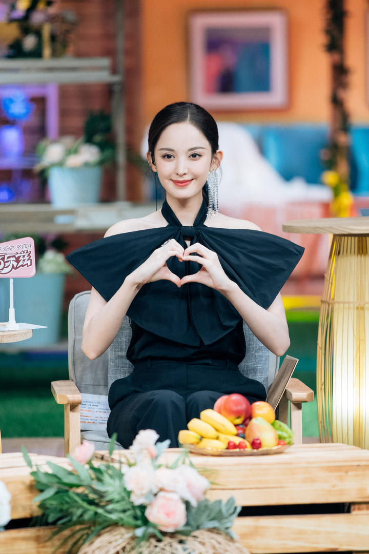 做出爱心动作的新疆美女明星古力娜扎剧照
