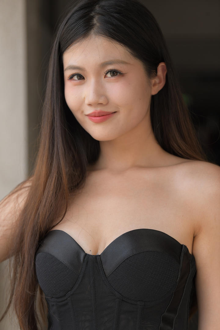 长发披肩的美女模特西西人体艺术写真图片