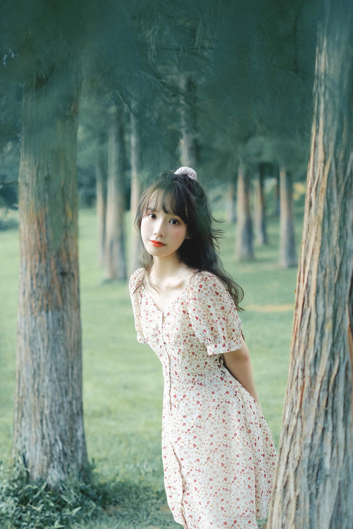 森林里的高清唯美清纯女生头像图片