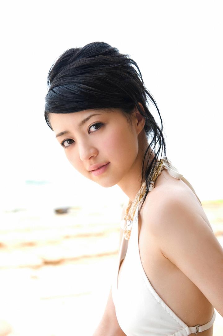 年轻漂亮的泳装美女日本无码套图