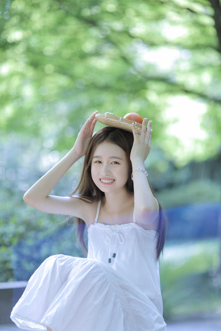 头上顶着果盘的清纯可爱美女高清壁纸图片大全