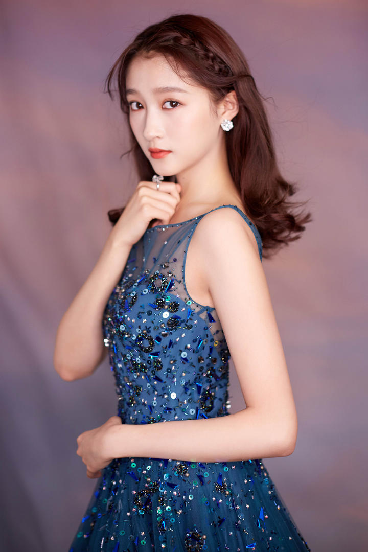 鹿晗的前女友女明星关晓彤个人时尚写真图片大全