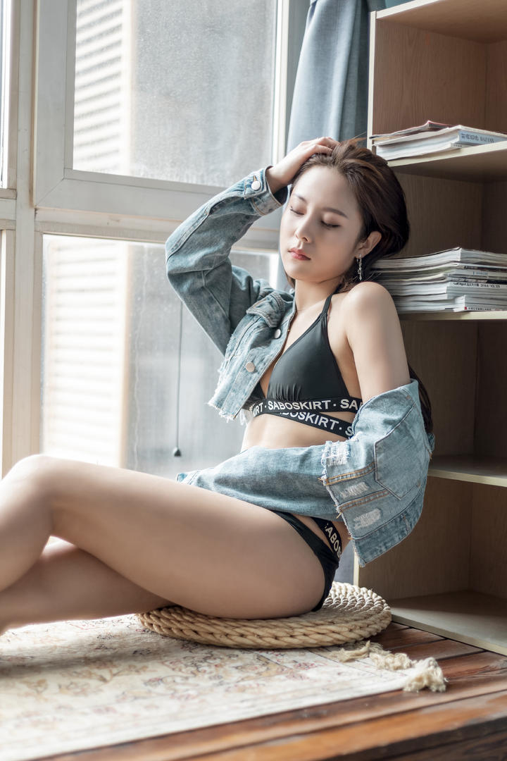 穿着牛仔衣的性感美女雅辛诱惑图片