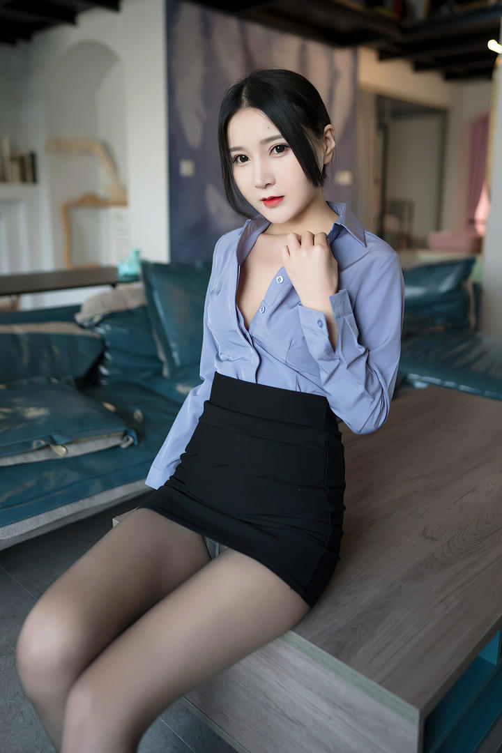穿衫衣超短裙的清纯美女国产写真专区套图