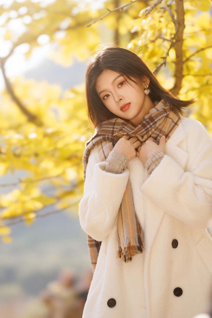 戴着围巾的清纯气质美女个人艺术照图片