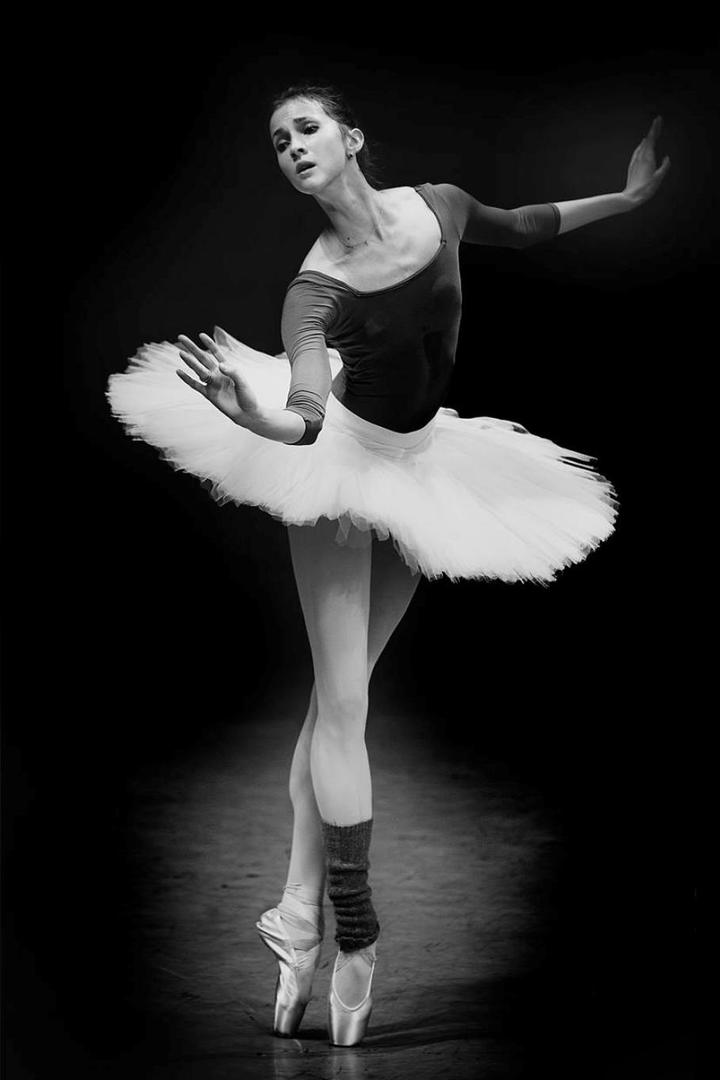 灰色调芭蕾舞美女图片