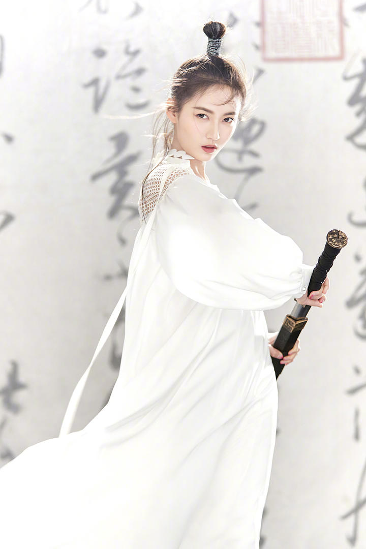 拔剑的唯美古装美女明星陈钰琪艺术写真图片
