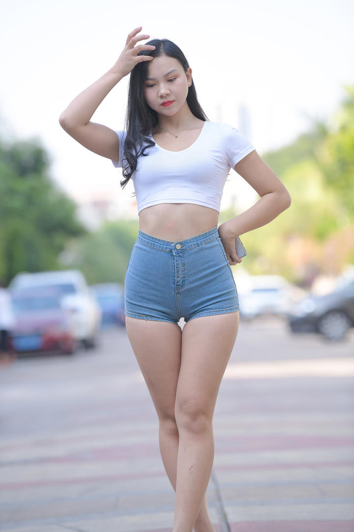火辣紧身牛仔裤美女街拍图片