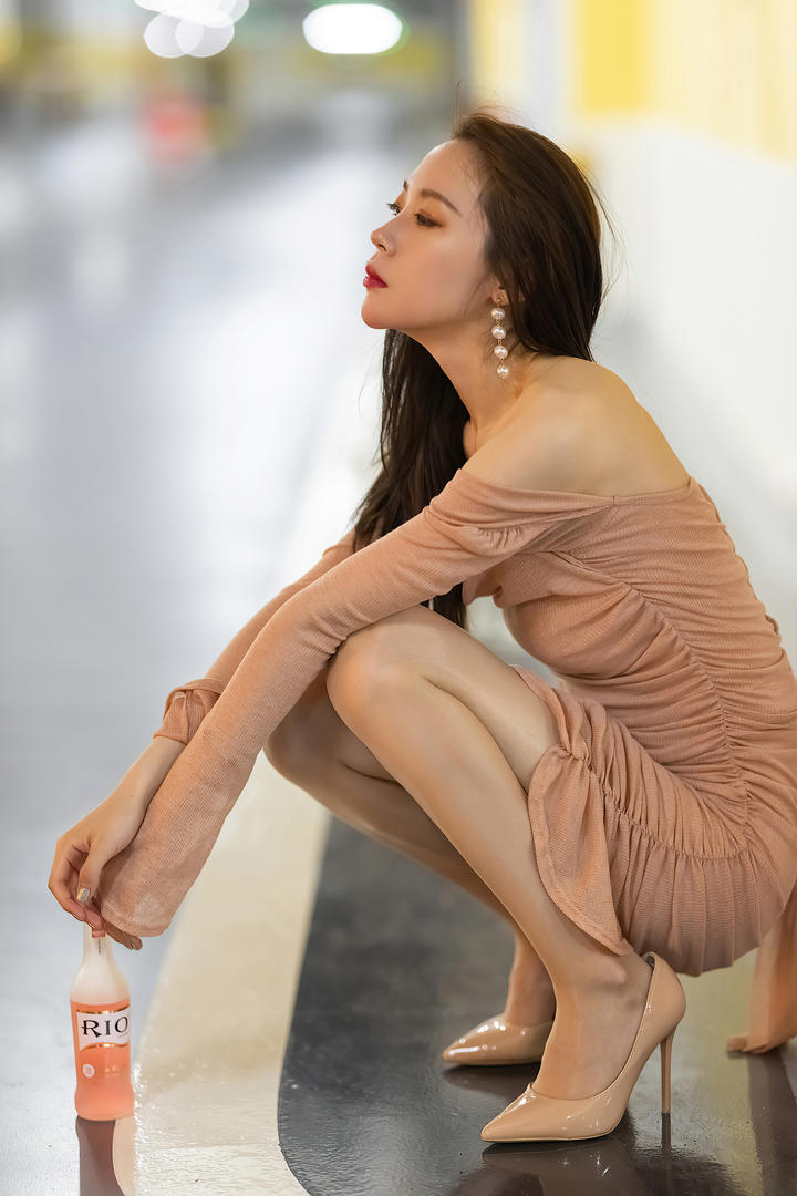 蹲在街边的美腿玉足美女梦心月写真图片