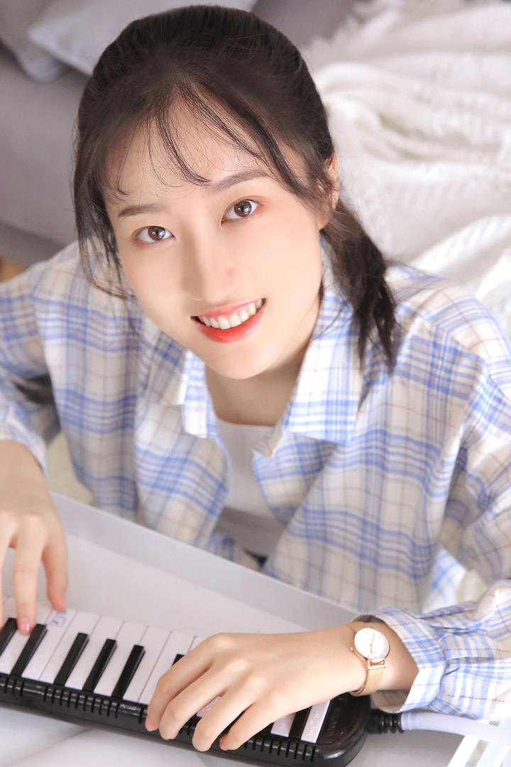 弹奏电子琴的清纯美女