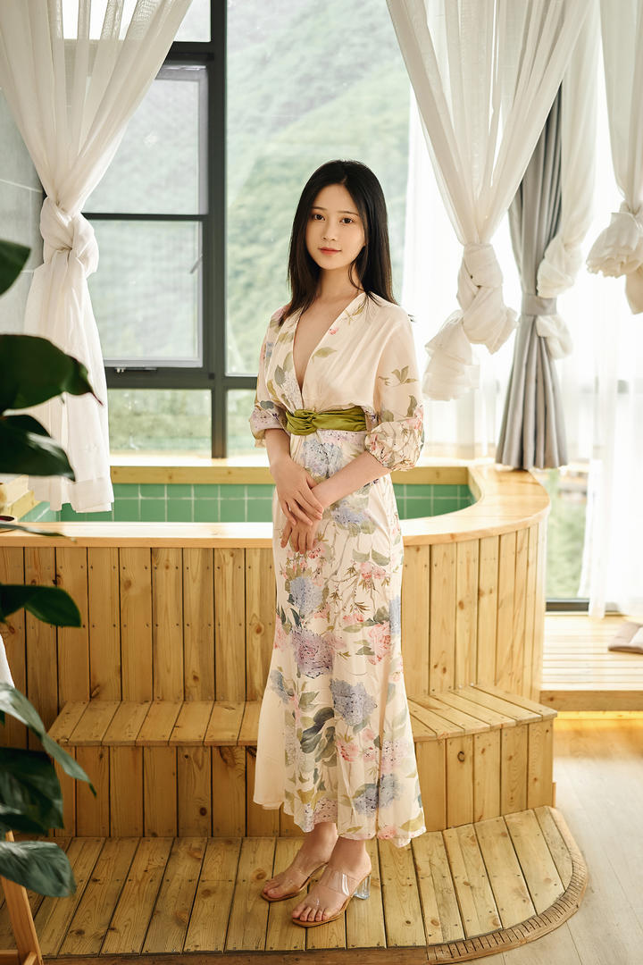 穿着浴袍的国产美女技师浴室私拍写真图片