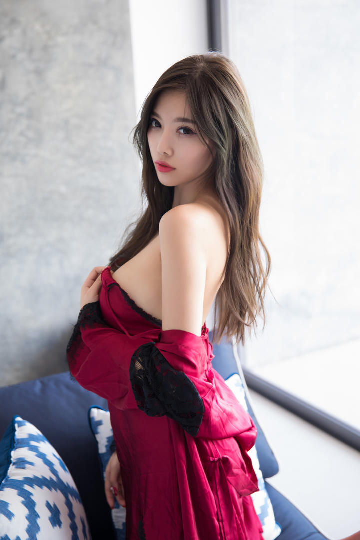 沙发上的极品性感大胸女神图片