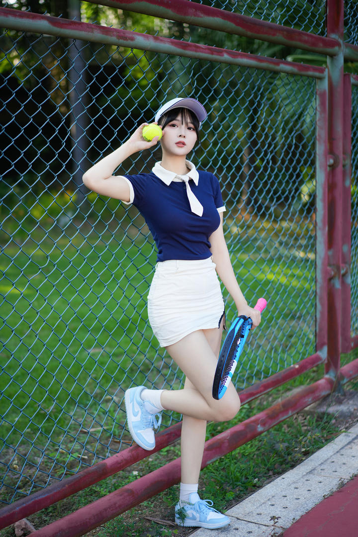 打网球的超短裙美女模特性感写真图片