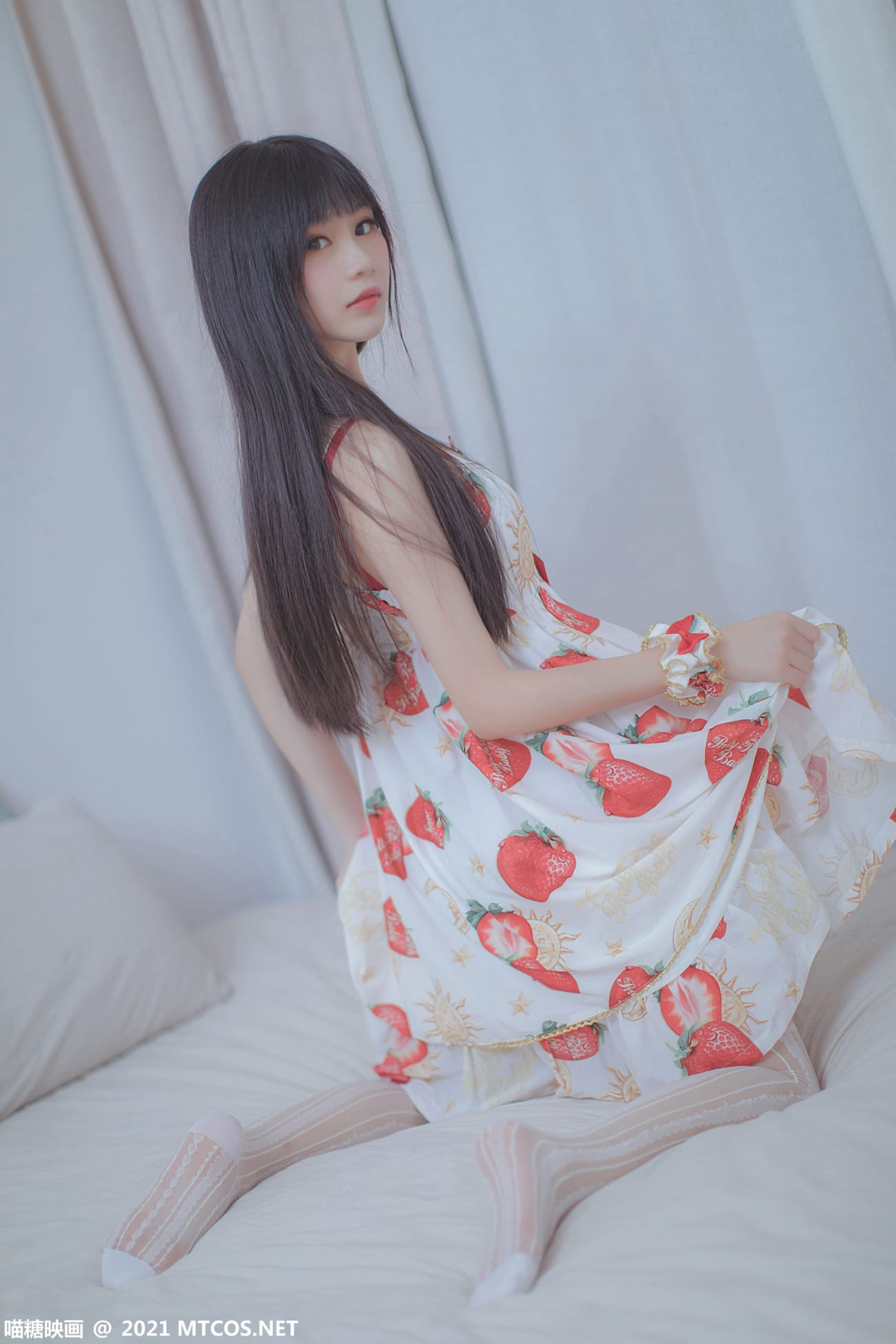 喵糖映画靓妹鳗鱼霏儿草莓图案长裙搭配丝袜系列写真