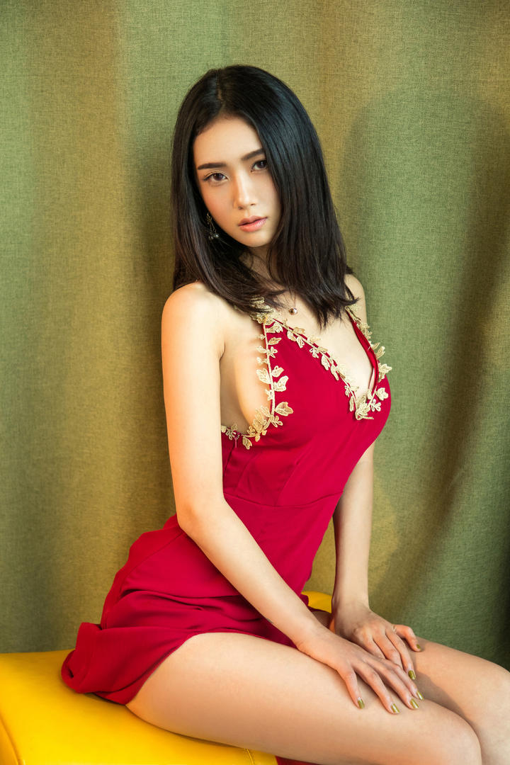 高清穿着红色裙子的性感大胸美腿美女图片
