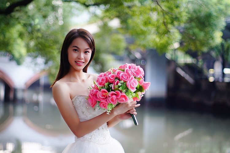 长发飘飘的美艳的新娘