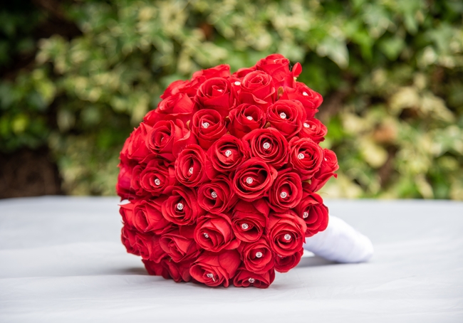 红色玫瑰花手捧花束图片