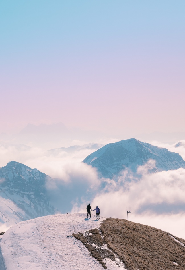 冬季登高望远雪山风景图片